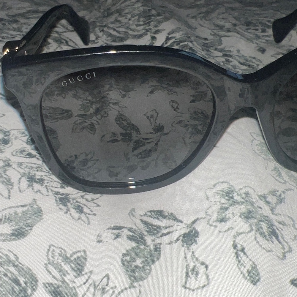 Gucci Black and Gold Sunglasses - Picture 6 of 8